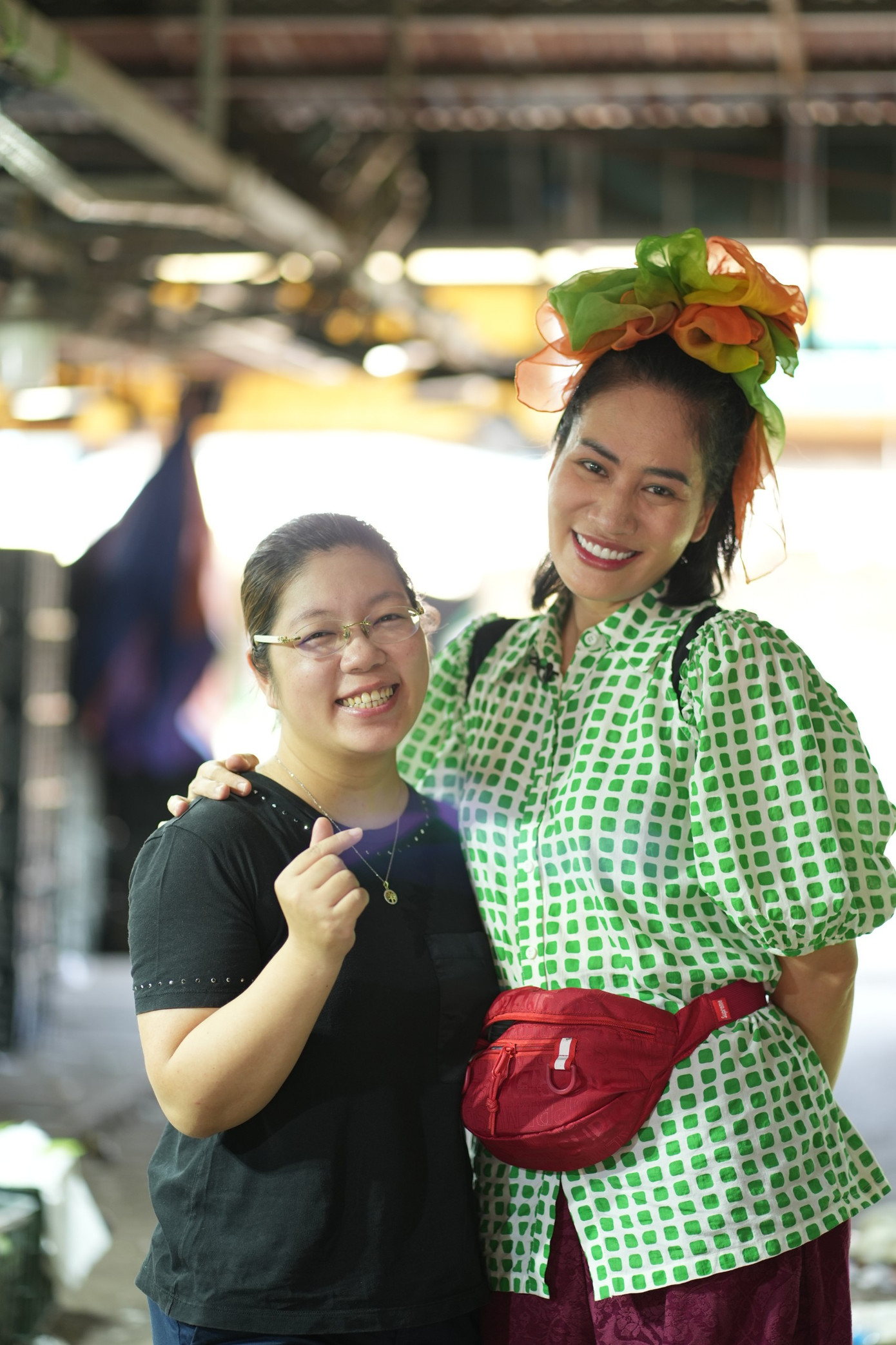 Với vai Bình, Minh Cúc để lại ấn tượng với khán giả là một người thẳng thắn, vui vẻ, luôn mang đến nhiều năng lượng trong từng tập phim. Bởi vậy, khi xuất hiện tại chợ Long Biên, cô được nhiều khán giả nhận ra và xin chụp ảnh chung. Ảnh: Trọng Quân.