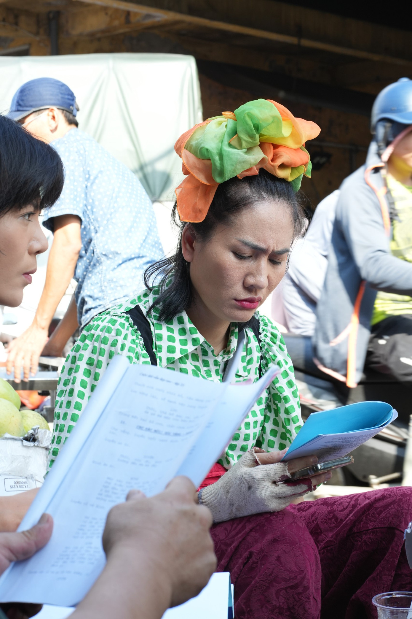 Minh Cúc luôn tập trung, chỉn chu trong từng phân cảnh. Diễn viên Anh Thơ (vai Hòa) nhận xét Minh Cúc luôn chăm chỉ, cố gắng chăm chút trong từng cảnh phim. Ảnh: Trọng Quân.