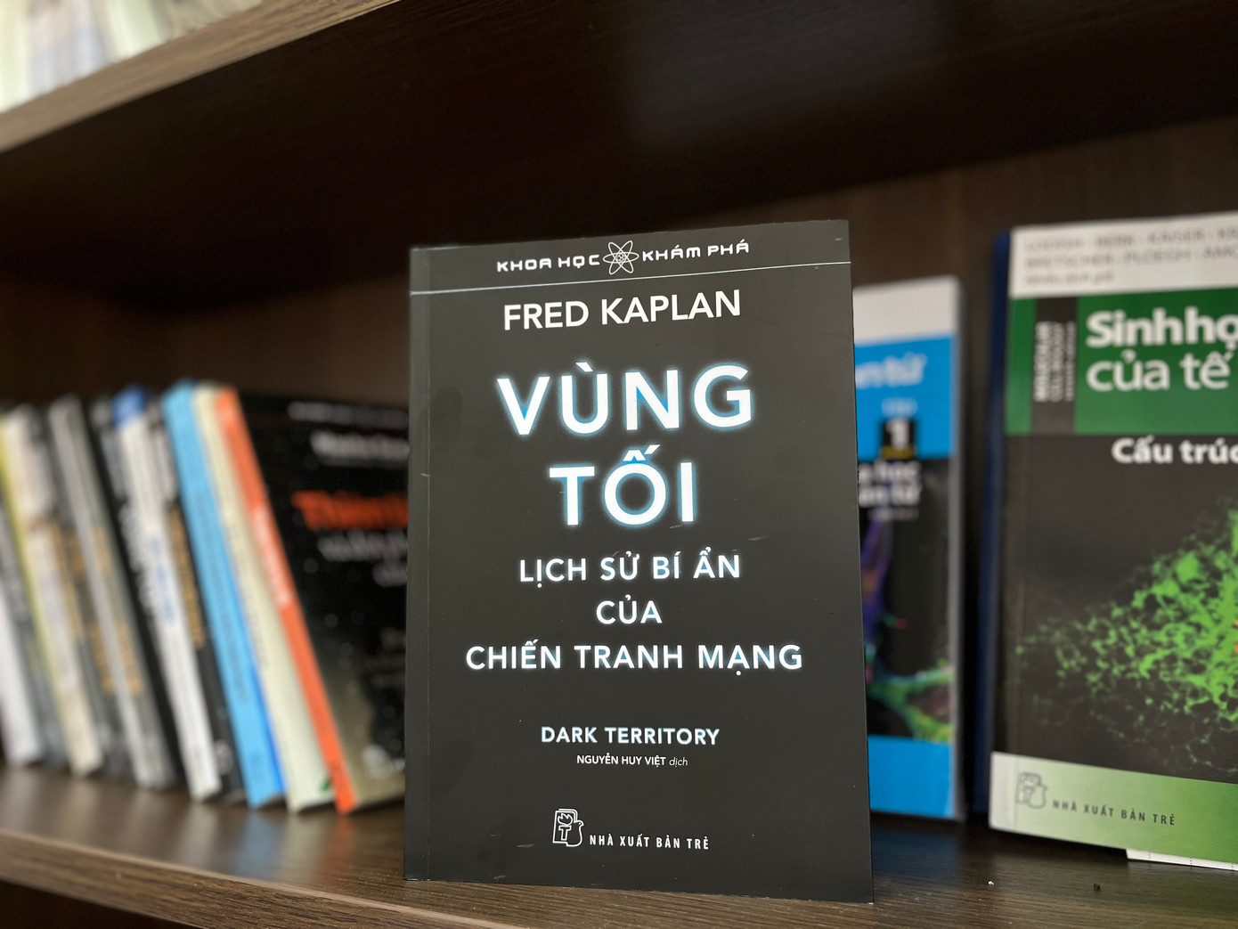 Vùng tối - lịch sử bí ẩn của chiến tranh mạng của Fred Kaplan bàn sâu về chủ đề chiến tranh mạng.