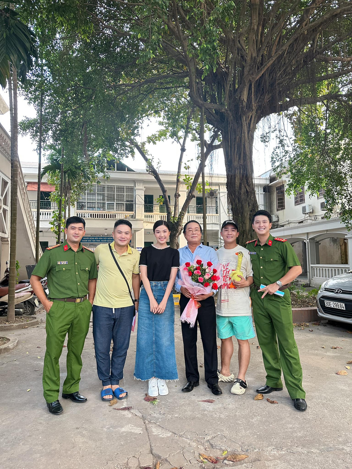 Dàn diễn viên chính gồm Lương Thanh, Bảo Anh, Huỳnh Anh chia tay đoàn làm phim Biệt dược đen. Dàn diễn viên chính gồm Lương Thanh, Bảo Anh, Huỳnh Anh chia tay đoàn làm phim Biệt dược đen.