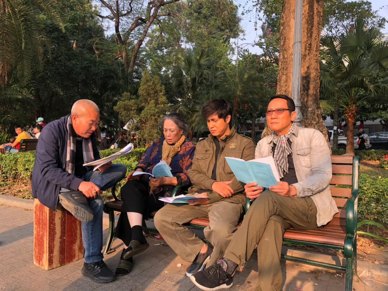 Đạo diễn Nguyễn Danh Dũng hướng dẫn dàn diễn viên trước khi quay. Đạo diễn Nguyễn Danh Dũng hướng dẫn dàn diễn viên trước khi quay.