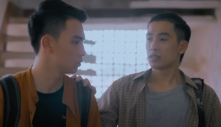 Bát (Tuấn Anh) an ủi Thạch (Việt Hoàng) trước khi bước vào trại nuôi người bán thận. Ảnh: CMH. Bát (Tuấn Anh) an ủi Thạch (Việt Hoàng) trước khi bước vào trại nuôi người bán thận. Ảnh: CMH.