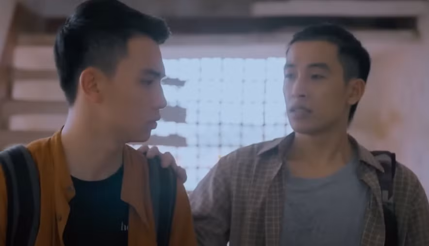Bát (Tuấn Anh) an ủi Thạch (Việt Hoàng) trước khi bước vào trại nuôi người bán thận. Ảnh: CMH. Bát (Tuấn Anh) an ủi Thạch (Việt Hoàng) trước khi bước vào trại nuôi người bán thận. Ảnh: CMH.