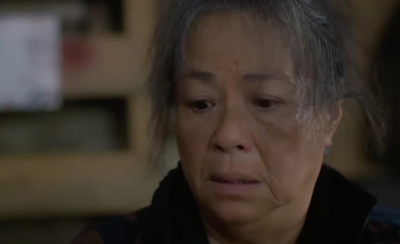 Bà Tình (NSƯT Thanh Quý) đưa cho Luyến (Thanh Hương) chiếc thẻ ATM có 150 triệu đồng. Ảnh: CMH. Bà Tình (NSƯT Thanh Quý) đưa cho Luyến (Thanh Hương) chiếc thẻ ATM có 150 triệu đồng. Ảnh: CMH.