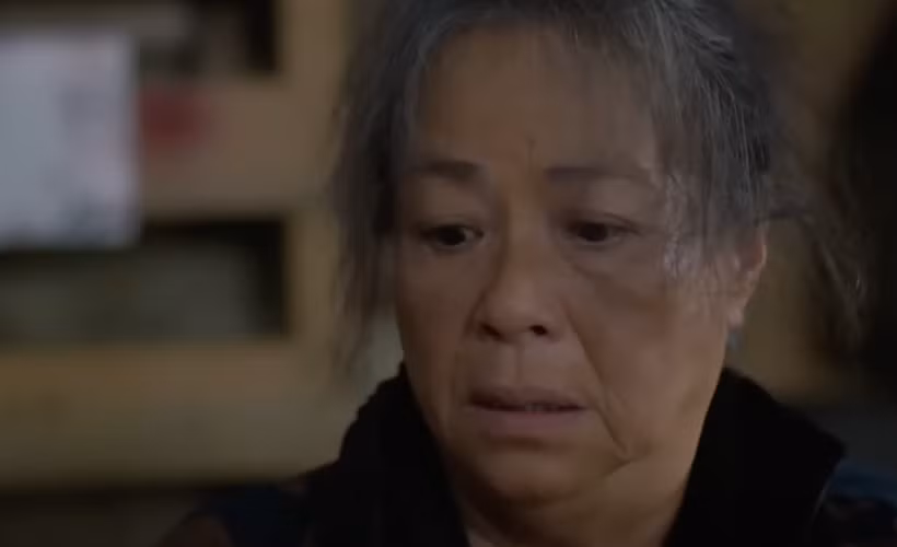 Bà Tình (NSƯT Thanh Quý) đưa cho Luyến (Thanh Hương) chiếc thẻ ATM có 150 triệu đồng. Ảnh: CMH. Bà Tình (NSƯT Thanh Quý) đưa cho Luyến (Thanh Hương) chiếc thẻ ATM có 150 triệu đồng. Ảnh: CMH.