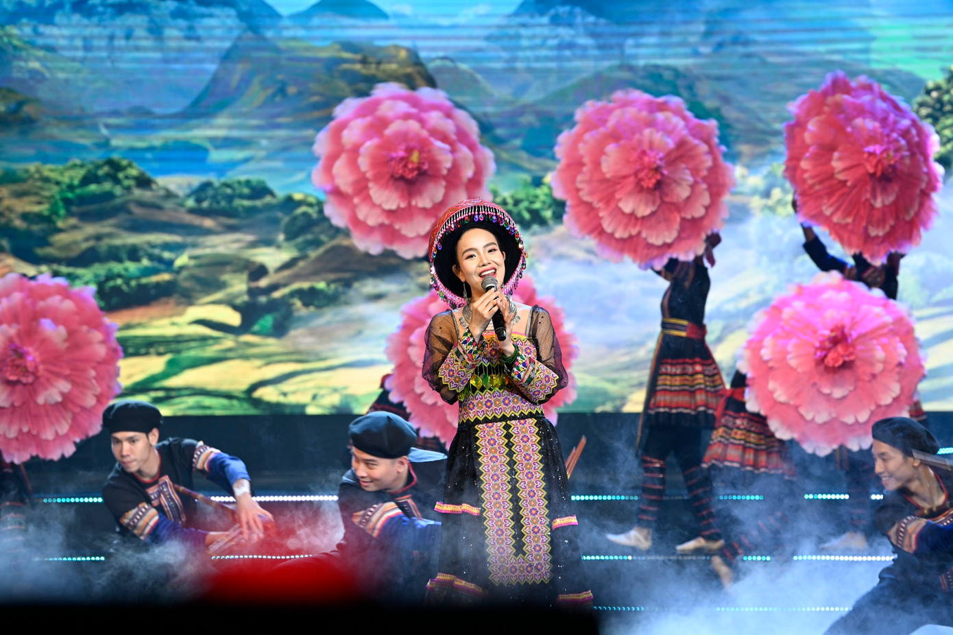Tiết mục Người Mông nhớ Bác - tác phẩm đạt giải A được thể hiện qua giọng ca của Sèn Hoàng Mỹ Lam.