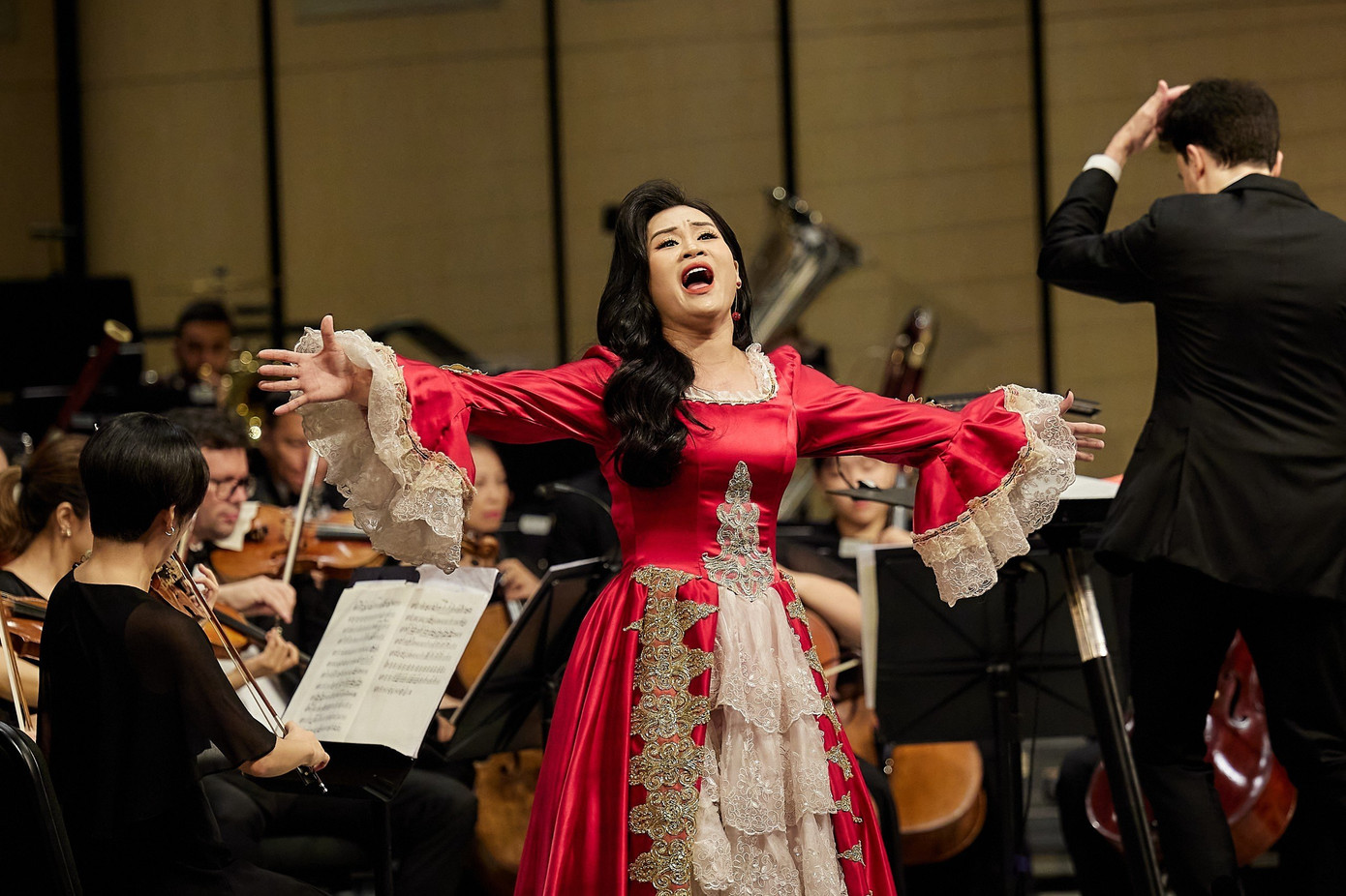 Nếu Đất nước niềm vui là cuộc trình diễn ấn tượng của các nghệ sĩ hàng đầu ở cả trong nước và quốc tế thì buổi diễn thứ hai Hòa nhạc giao hưởng tháng Tám gần như dành trọn cho các nghệ sĩ quốc tế. Đêm cuối cùng Bản hùng ca vang mãi là cuộc chơi đầy đẳng cấp của các nghệ sĩ trong nước trên sân khấu Nhà hát Hồ Gươm.