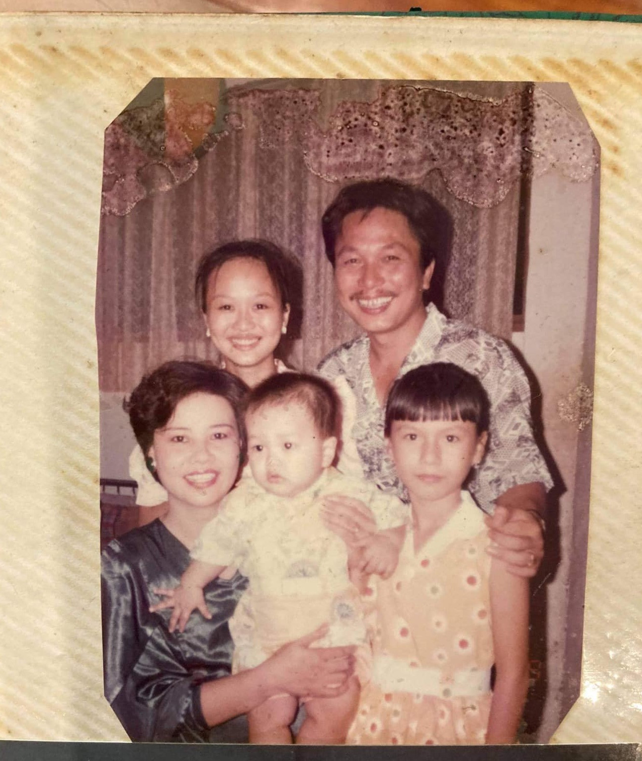 NSƯT Hồng Nhung (trái) và nhạc sĩ Phú Quang chụp ảnh chung với ba người con.