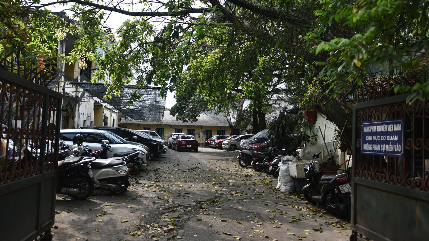 Hãng phim truyện Việt Nam bị &quot;bỏ quên&quot; 7 năm. Khoảng sân của hãng phim giờ dành để trông giữ ôtô, xe máy cho nhà dân lân cận.