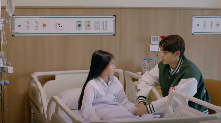 Thư tâm sự với Khang (Thái Vũ) rằng không muốn chia sẻ bố với ai. Ảnh: CMH. Thư tâm sự với Khang (Thái Vũ) rằng không muốn chia sẻ bố với ai. Ảnh: CMH.