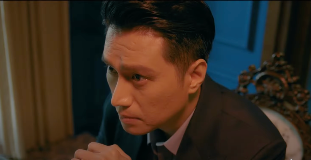 Hoàng (Việt Anh) tra hỏi Việt (Tiến Lộc) về mối quan hệ của anh ta với Thái. Ảnh: CMH. Hoàng (Việt Anh) tra hỏi Việt (Tiến Lộc) về mối quan hệ của anh ta với Thái. Ảnh: CMH.