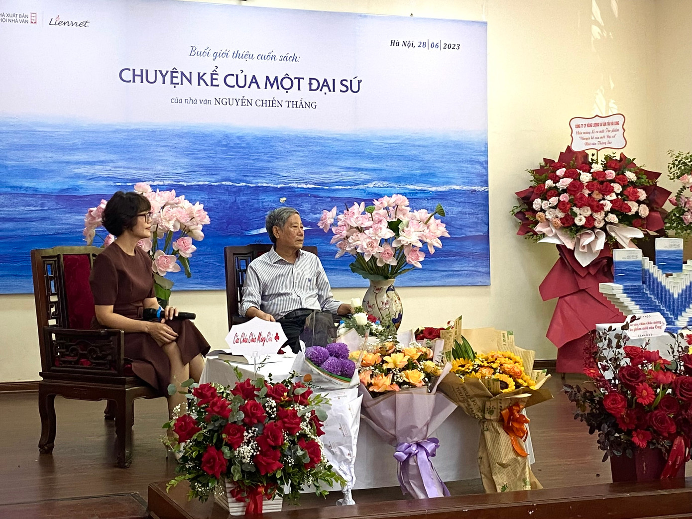 Lễ ra mắt sách được tổ chức sáng ngày 28/6 tại trụ sở Hội Nhà văn Việt Nam. Lễ ra mắt sách được tổ chức sáng ngày 28/6 tại trụ sở Hội Nhà văn Việt Nam.