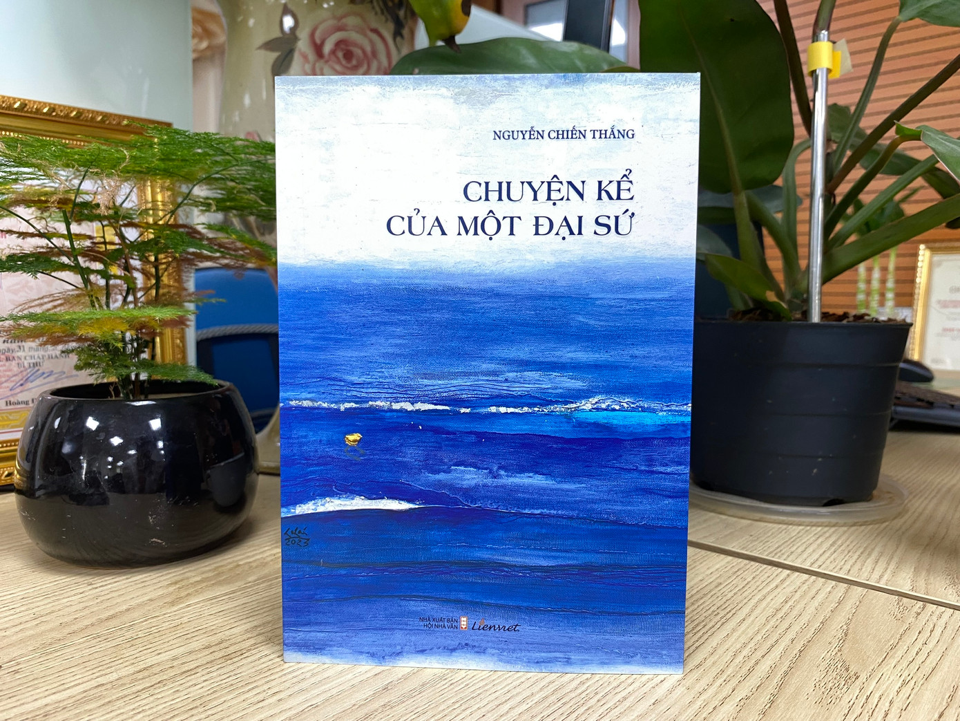 Chuyện kể của một đại sứ ghi lại những ký ức, kỷ niệm của tác giả Nguyễn Chiến Thắng khi là đại sứ các nước Pháp, Algeria và Campuchia. Chuyện kể của một đại sứ ghi lại những ký ức, kỷ niệm của tác giả Nguyễn Chiến Thắng khi là đại sứ các nước Pháp, Algeria và Campuchia.