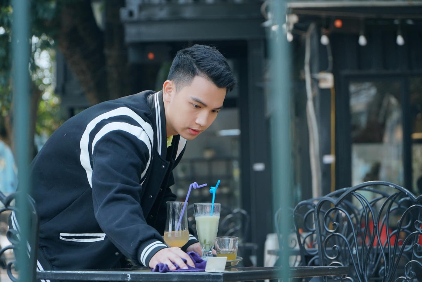 Ngoại hình sáng, nụ cười tươi giúp Việt Hoàng nhận được vai Thạch trong bộ phim Cuộc đời vẫn đẹp sao. Ảnh: NVCC. Ngoại hình sáng, nụ cười tươi giúp Việt Hoàng nhận được vai Thạch trong bộ phim Cuộc đời vẫn đẹp sao. Ảnh: NVCC.