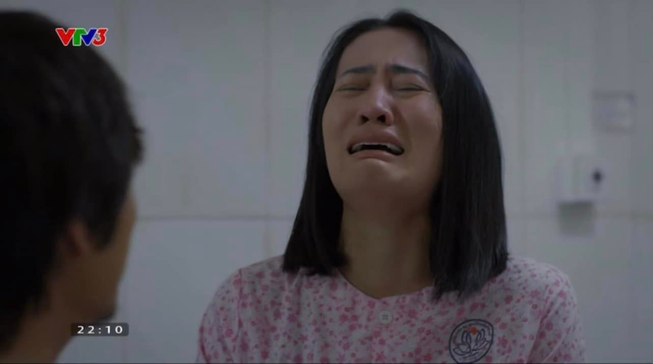 Bình (Minh Cúc) mếu máo khi Điền (Tô Dũng) xin lỗi. Bình (Minh Cúc) mếu máo khi Điền (Tô Dũng) xin lỗi.