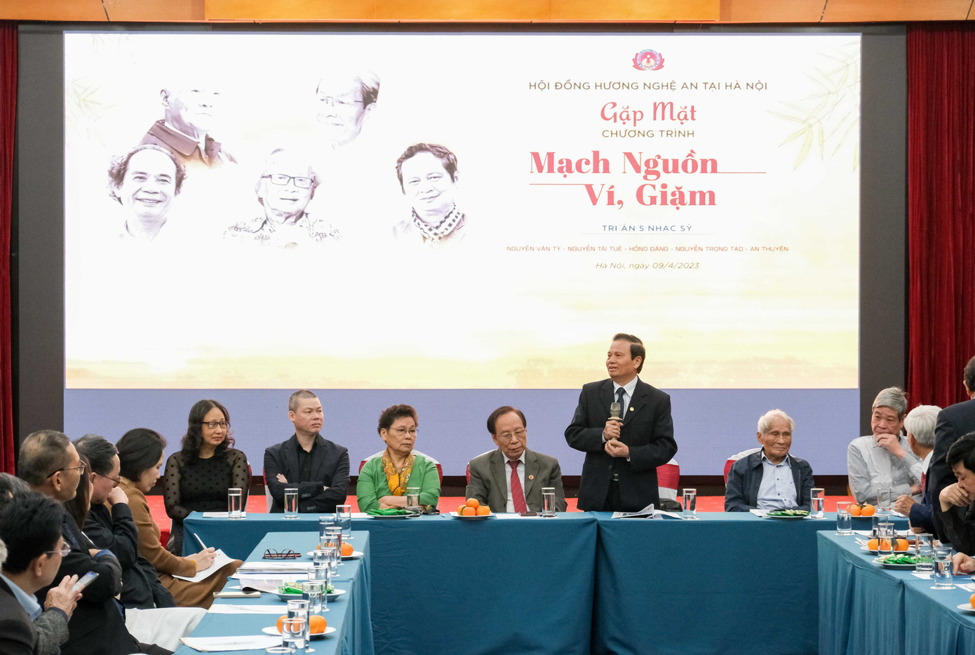 Họp báo công bố chương trình Mạch nguồn ví giặm. Ảnh: Hồ Quang.