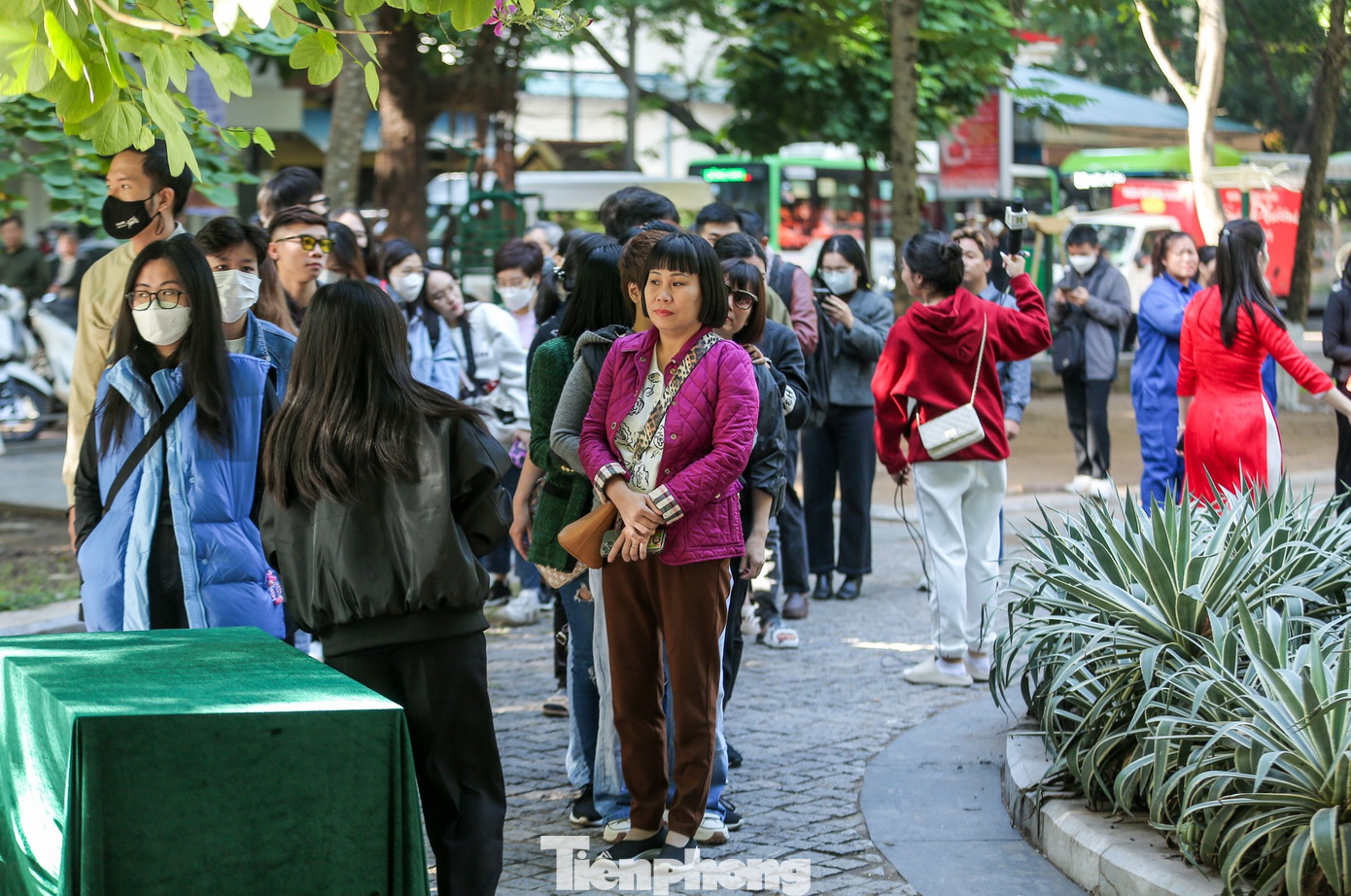 Từ sáng sớm 17/11, hàng trăm người dân Thủ đô và du khách đã xếp hàng dài trước tháp Hàng Đậu (quận Hoàn Kiếm, Hà Nội) để chờ vào chiêm ngưỡng không gian bên trong tháp nước.
