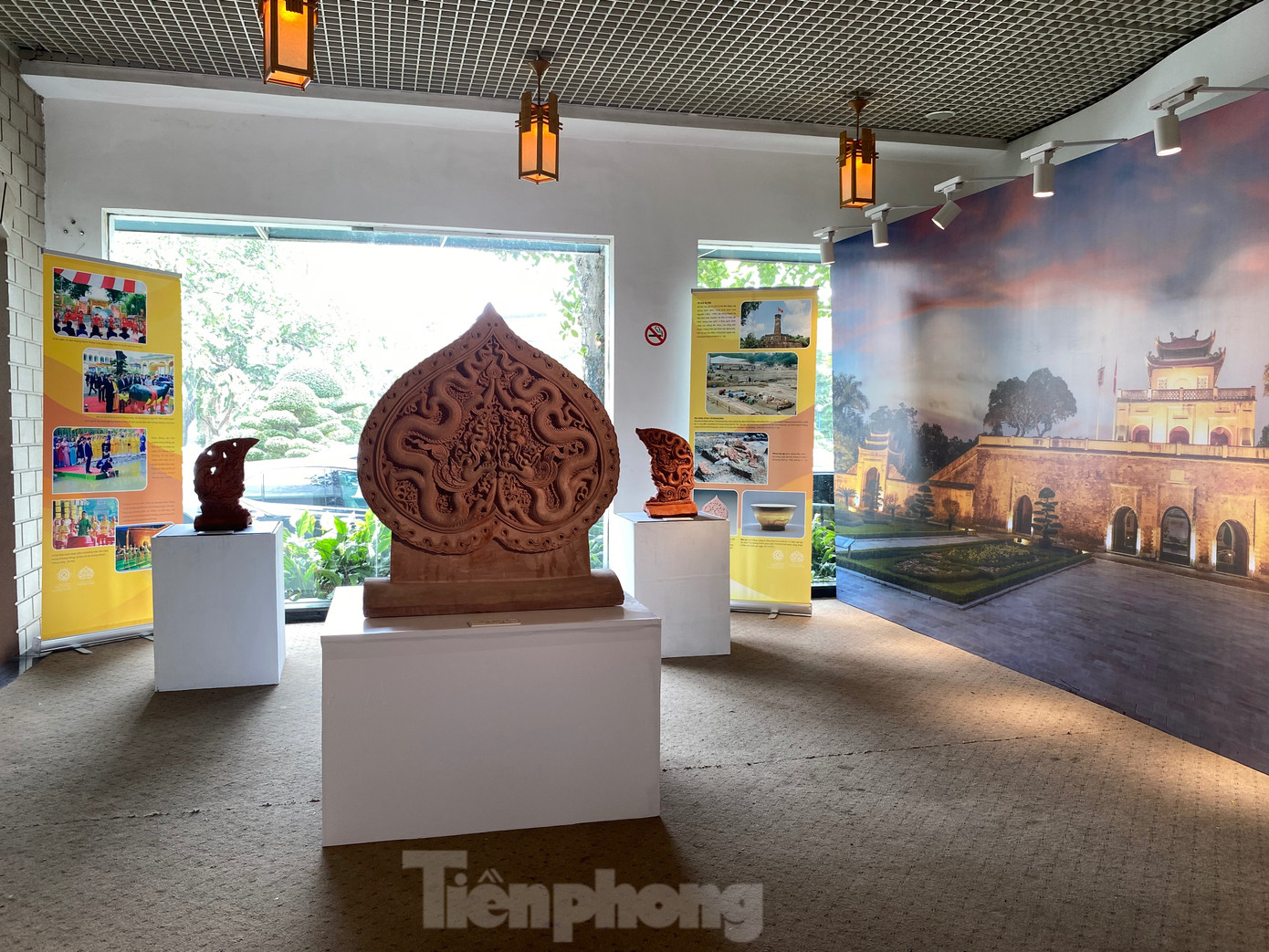 Ở mảng di tích lịch sử - văn hóa, ban tổ chức giới thiệu các giá trị nổi bật toàn cầu của Khu di tích Hoàng thành Thăng Long suốt chiều dài lịch sử. Không gian giới thiệu các hình ảnh tư liệu, hiện vật theo hai chủ đề chính: Các di tích còn trên mặt đất như cột cờ Hà Nội, Đoan Môn, thềm điện Kính Thiên và một số hiện vật tiêu biểu được khai quật tại khu khảo cổ học 18 Hoàng Diệu, các hoạt động, nghi thức lễ hội được bảo tồn, phát huy đến ngày hôm nay tại khu di sản. Ảnh: GIA LINH.