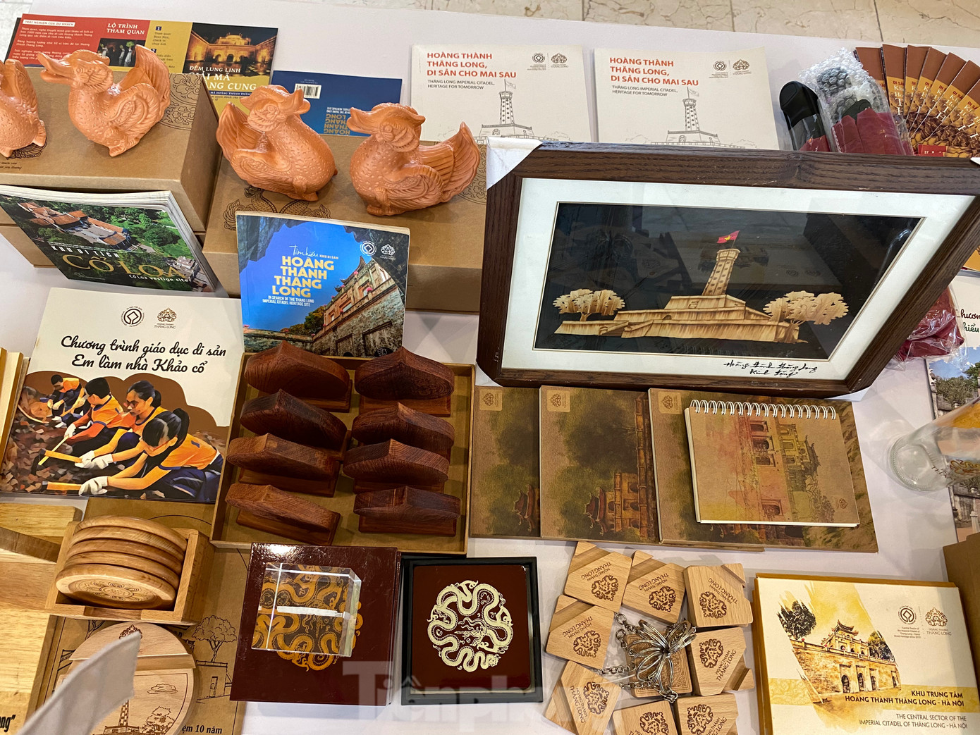 Khu di tích Hoàng thành Thăng Long cũng trưng bày những món quà lưu niệm dành cho khách tham quan. Ảnh: GIA LINH.