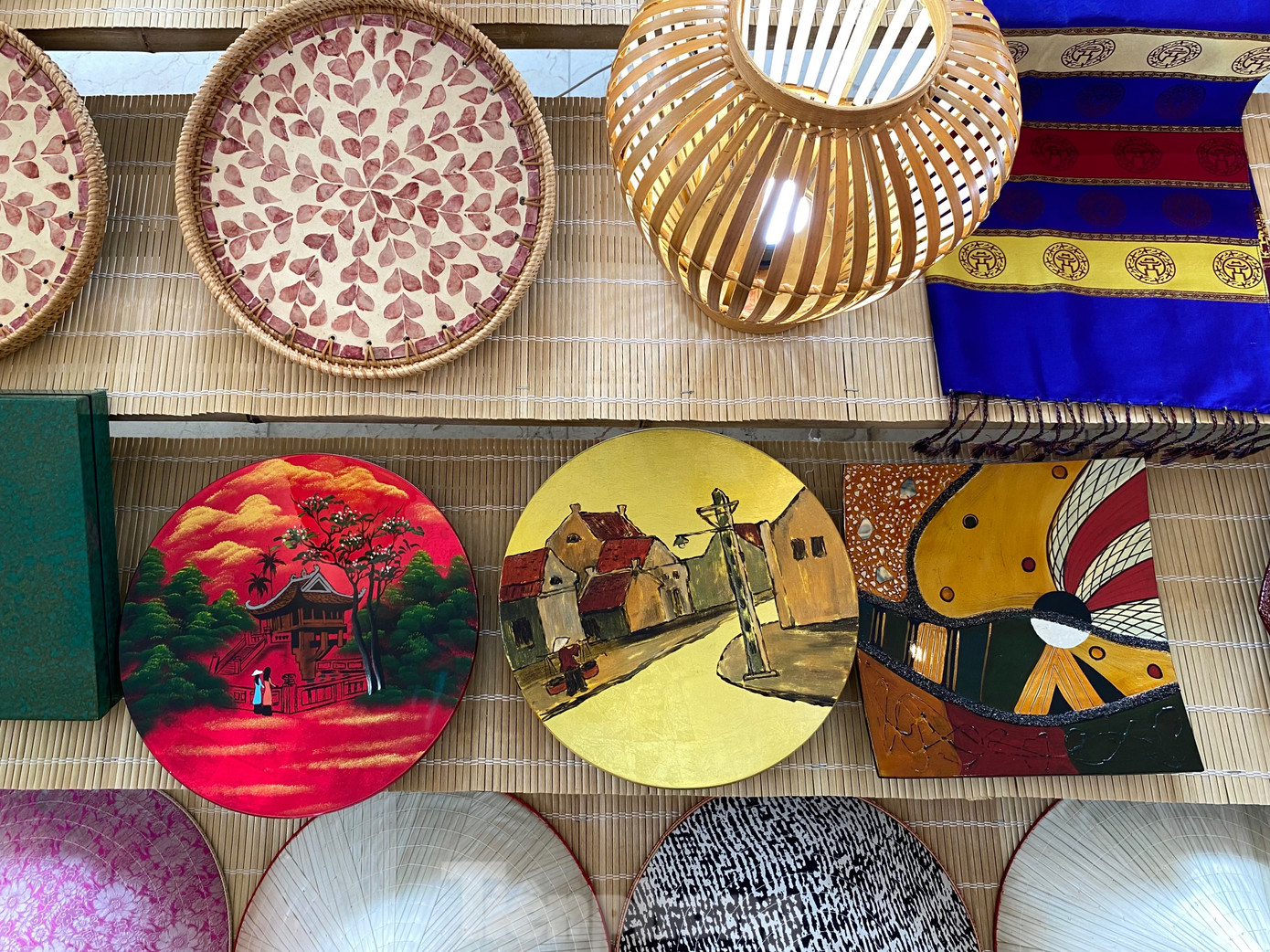 Các sản phẩm thủ công tinh xảo đến từ các làng nghề tại Hà Nội đang dần phát triển theo hướng đáp ứng yêu cầu phát triển công nghiệp văn hóa từ tri thức văn hóa dân gian. Ảnh: GIA LINH.