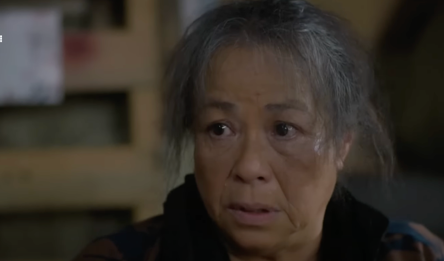 Bà Tình (NSƯT Thanh Quý) kể với Luyến (Thanh Hương) về chiếc thẻ. Ảnh: CMH. Bà Tình (NSƯT Thanh Quý) kể với Luyến (Thanh Hương) về chiếc thẻ. Ảnh: CMH.