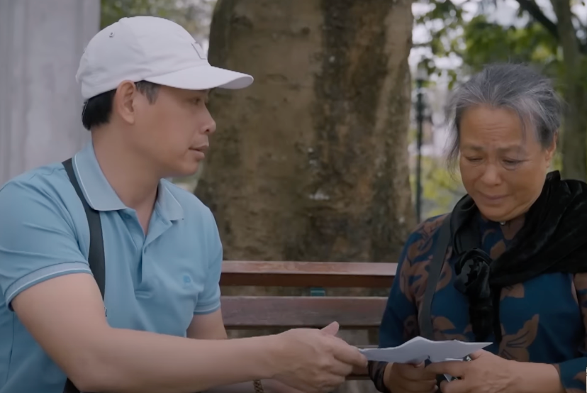 Bà Tình (NSƯT Thanh Quý) được con trai gửi một số tiền lớn để "an dưỡng tuổi già". Ảnh: CMH. Bà Tình (NSƯT Thanh Quý) được con trai gửi một số tiền lớn để "an dưỡng tuổi già". Ảnh: CMH.