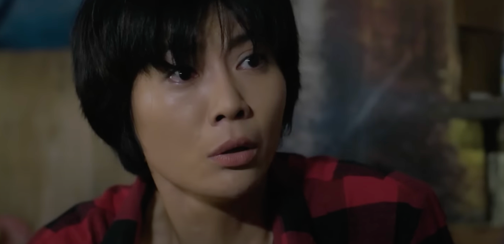 Luyến (Thanh Hương) sững sờ với số tiền bà Tình (NSƯT Thanh Quý) nhận được. Ảnh: CMH. Luyến (Thanh Hương) sững sờ với số tiền bà Tình (NSƯT Thanh Quý) nhận được. Ảnh: CMH.