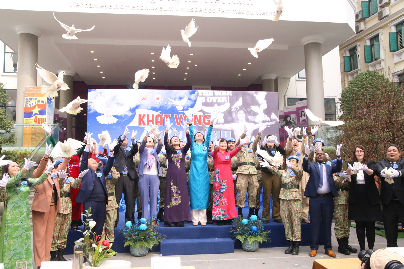 Đại biểu thả chim bồ câu, thể hiện ước vọng và quyết tâm gìn giữ, vun đắp nền hòa bình. Đại biểu thả chim bồ câu, thể hiện ước vọng và quyết tâm gìn giữ, vun đắp nền hòa bình.