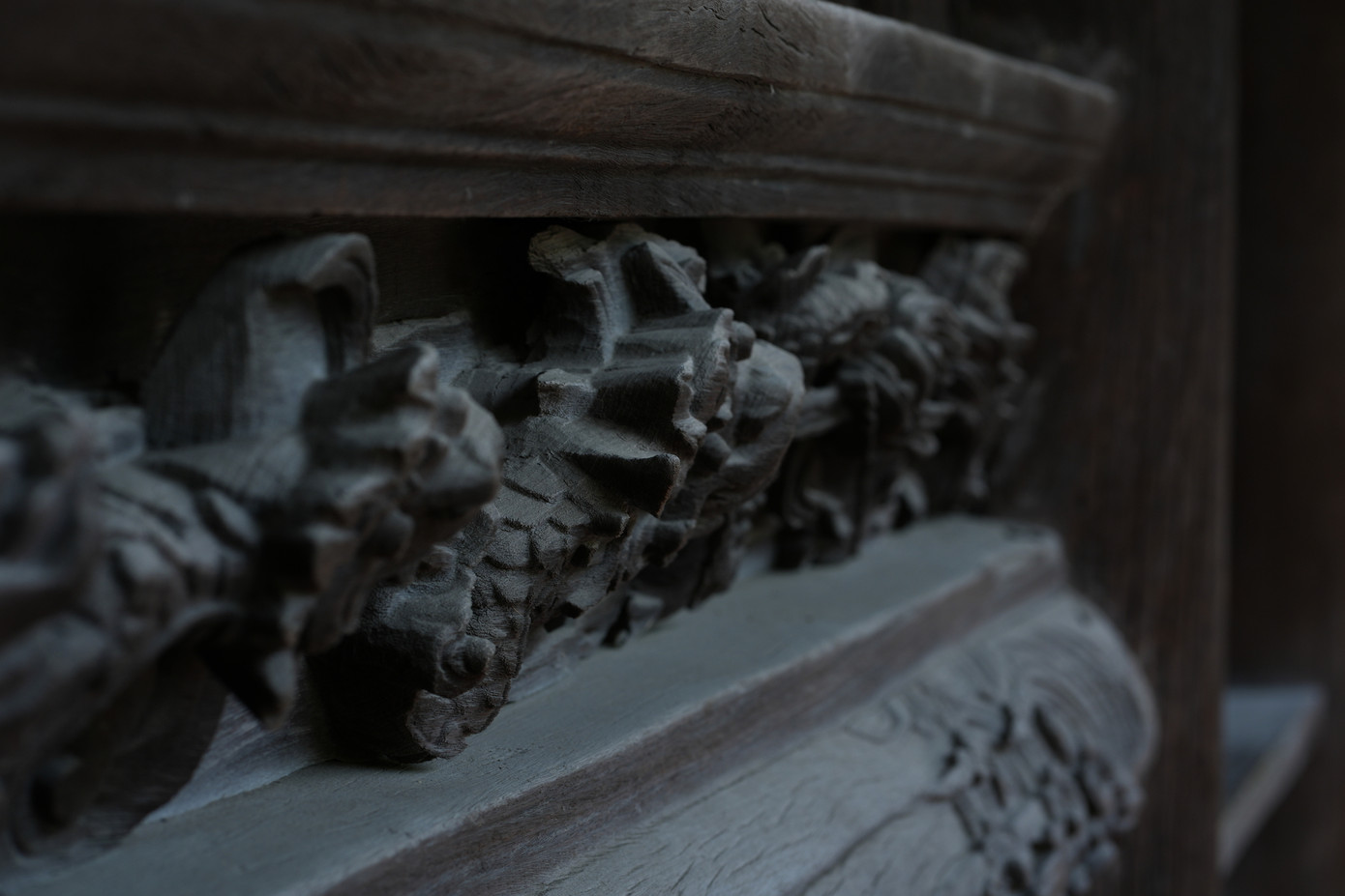 Ngoài hiên, trên các tấm ván, dưới các chấn song có tới hơn 100 mảng chạm hình rồng, mây, hoa, lá cách điệu. Cả trong và ngoài đình Hàng Kênh có tới 268 mạng chạm tinh xảo.