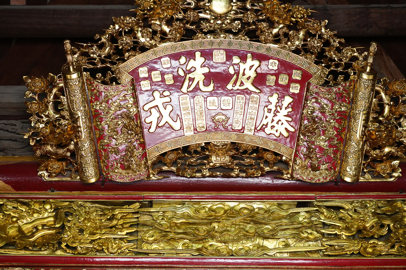 Đình Hàng Kênh ban đầu được xây dựng để thờ thành hoàng làng, sau này được vua Tự Đức cho tu bổ, tôn tạo và được dành làm nơi thờ "Quốc tổ trung hưng" Ngô Quyền - người có công đánh tan quân Nam Hán trên sông Bạch Đằng năm 938, mở ra một kỷ nguyên độc lập tự chủ lâu dài cho dân tộc Việt Nam.