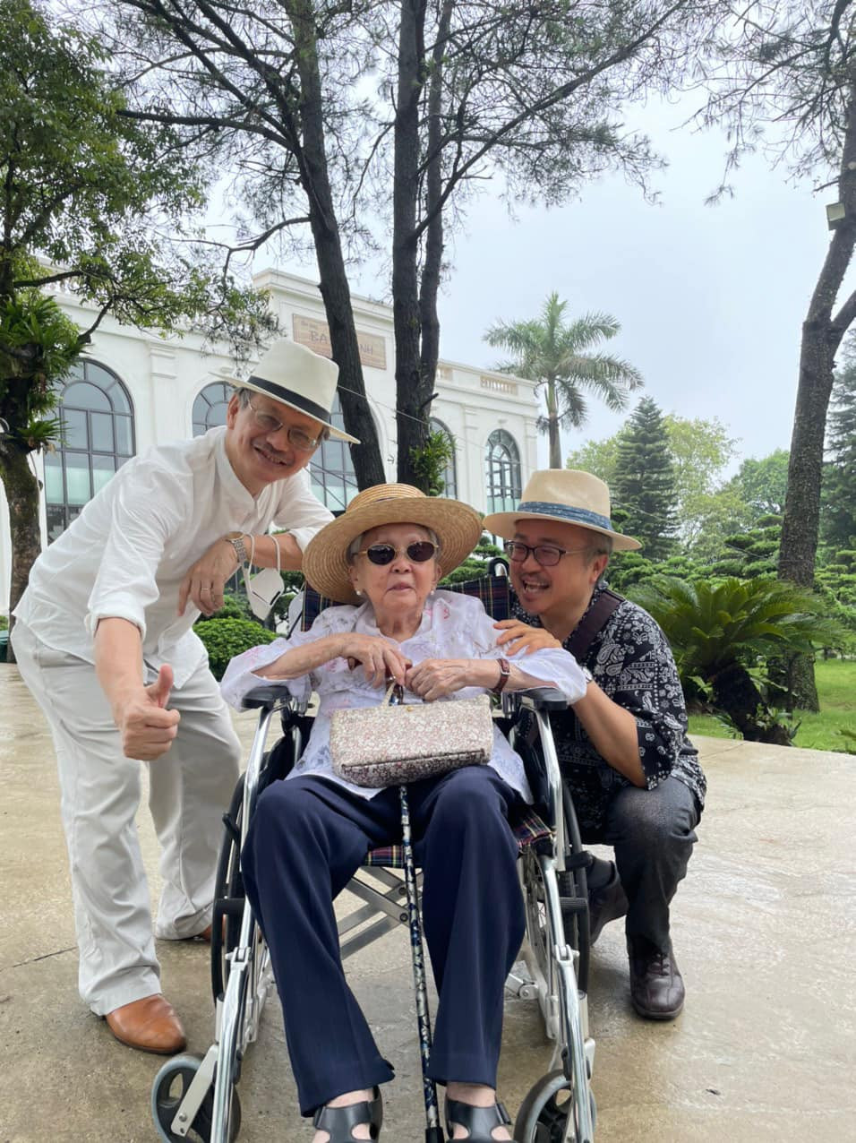 Nghệ sĩ Đặng Thái Sơn (phải) chụp ảnh với má trong Tết Nguyên đán 2022. Ảnh: GĐCC. Nghệ sĩ Đặng Thái Sơn (phải) chụp ảnh với má trong Tết Nguyên đán 2022. Ảnh: GĐCC.