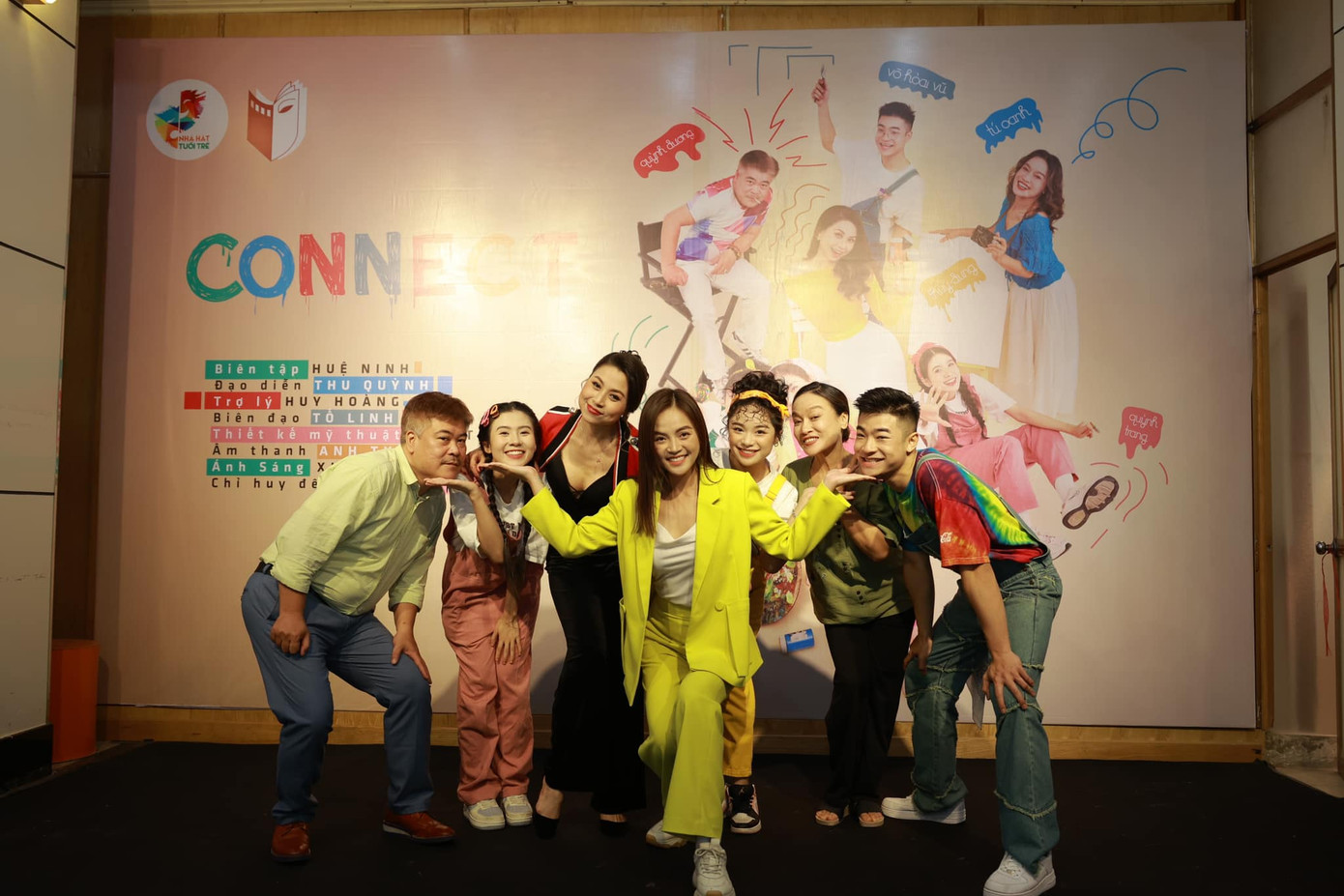 Đạo diễn Thu Quỳnh và các diễn viên vở Connect.