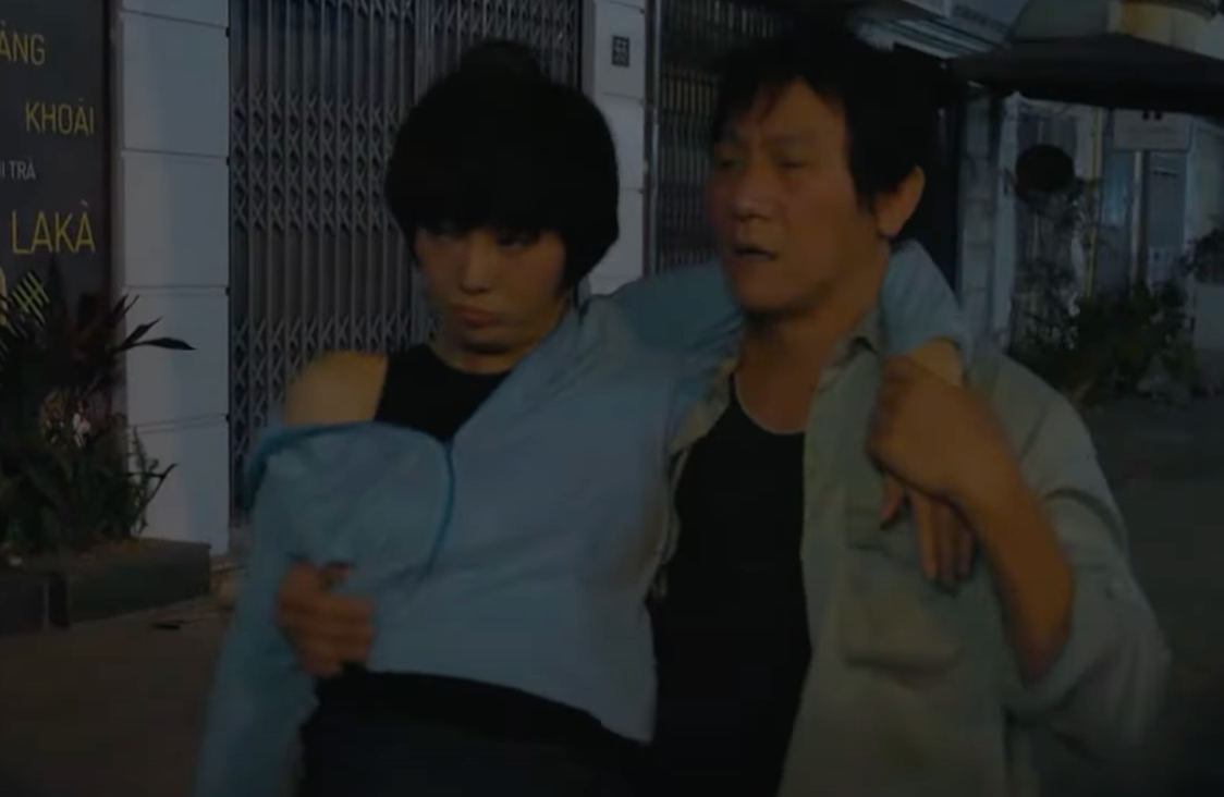 Phân cảnh Lưu (NSƯT Hoàng Hải) dìu Luyến (Thanh Hương) say rượu phải thực hiện khá nhiều lần. Ảnh: CMH.