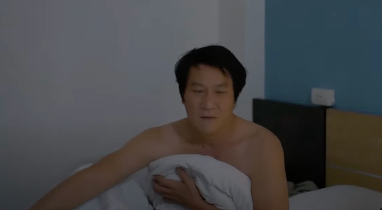 Người thức dậy bẽn lẽn, ngại ngùng là Lưu (NSƯT Hoàng Hải) mà không phải Luyến (Thanh Hương). Ảnh: CMH.