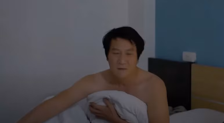Người thức dậy bẽn lẽn, ngại ngùng là Lưu (NSƯT Hoàng Hải) mà không phải Luyến (Thanh Hương). Ảnh: CMH.