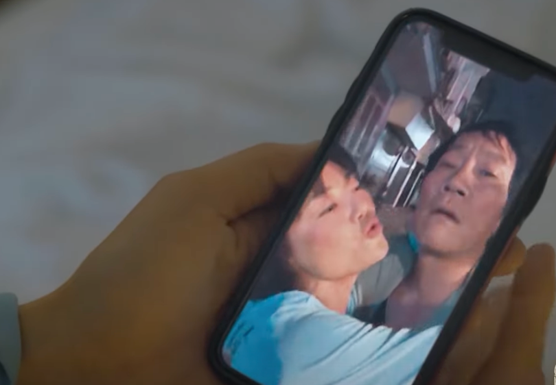 Lưu (NSƯT Hoàng Hải) lo Luyến (Thanh Hương) bắt đền nên đã quay bằng chứng. Ảnh: CMH.