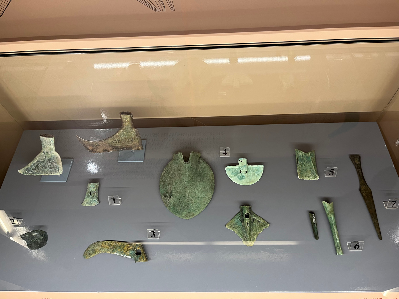 Sưu tầm mới về văn hóa Đông Sơn giới thiệu những hiện vật mới được phát hiện, sưu tầm của Bảo tàng Lịch sử quốc gia thông qua khai quật di chỉ Đình Tràng (Hà Nội), Bãi Cọi (Hà Tĩnh), thành cổ Luy Lâu cùng sự hợp tác của các cơ quan, tổ chức quốc tế và tiếp nhận tiếp nhận hiện vật do các tổ chức, cá nhân trong và ngoài nước trao tặng.