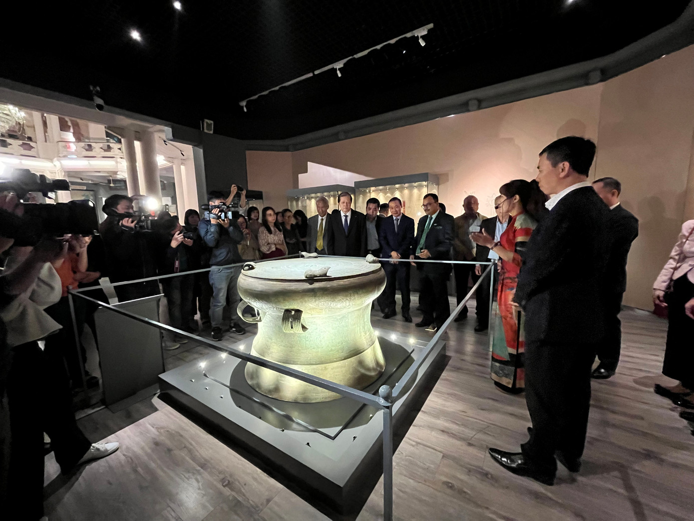 Trong chủ đề Khuôn đúc trống Đông Sơn phát hiện từ lòng đất Luy Lâu, Bảo tàng Lịch sử quốc gia trưng bày những dấu vết hoạt động đúc trống đồng ngay tại Luy Lâu, trị sở của quận Giao Chỉ. Đây cũng là những dấu tích cho thấy di tích Luy Lâu (tỉnh Bắc Ninh, Việt Nam) là nơi duy nhất trên thế giới phát hiện được số lượng lớn các mảnh khuôn đúc trống đồng.