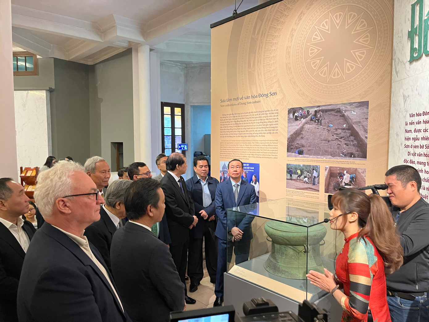 TS Nguyễn Văn Đoàn - Giám đốc Bảo tàng Lịch sử quốc gia - cho biết tất cả di vật được trưng bày trong Âm vang Đông Sơn mới được bảo tàng sưu tầm và là những phát hiện mới về khuôn đúc trống đồng tại Luy Lâu (Bắc Ninh) thông qua khai quật khảo cổ học. Đa phần di vật có niên đại sau Công nguyên, chứng minh sức sống mạnh mẽ của văn hóa Đông Sơn, góp phần giải đáp những bí ẩn liên quan đến kỹ thuật đúc trống đồng từ 2.000 năm trước.