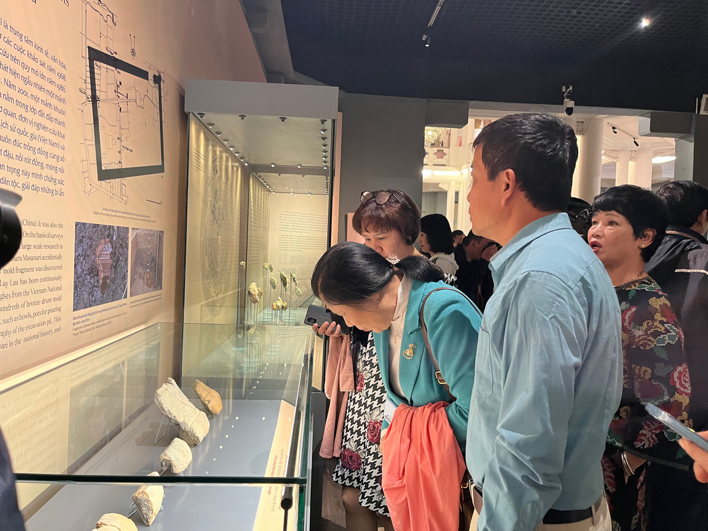 “Những năm gần đây Bảo tàng Lịch sử quốc gia đẩy mạnh công tác nghiên cứu về văn hóa Đông Sơn với sự hợp tác của các cơ quan, tổ chức quốc tế nhằm phát hiện, sưu tầm nhiều hiện vật đặc sắc về văn hóa Đông Sơn từ đó góp phần làm hiện vật của Bảo tàng ngày một phong phú, đa dạng”, TS Nguyễn Văn Đoàn - Giám đốc Bảo tàng Lịch sử quốc gia nêu.