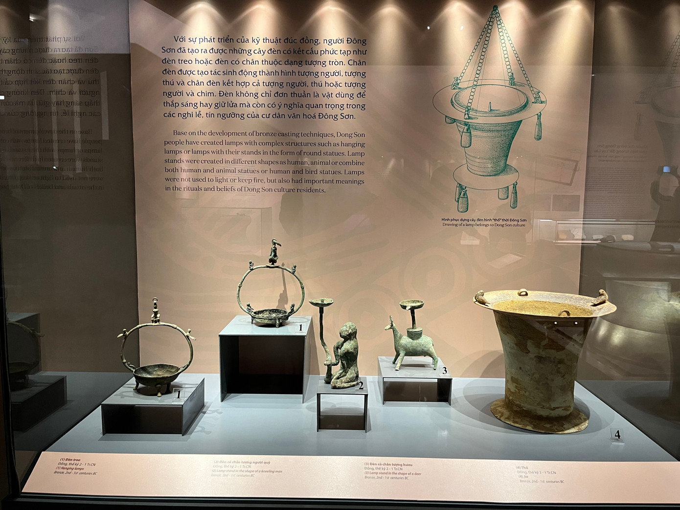 Với sự phát triển của kỹ thuật đúc đồng, người Đông Sơn đã tạo ra những cây đèn có kết cấu phức tạp như đèn treo hoặc đèn có chân thuộc dạng tượng tròn.