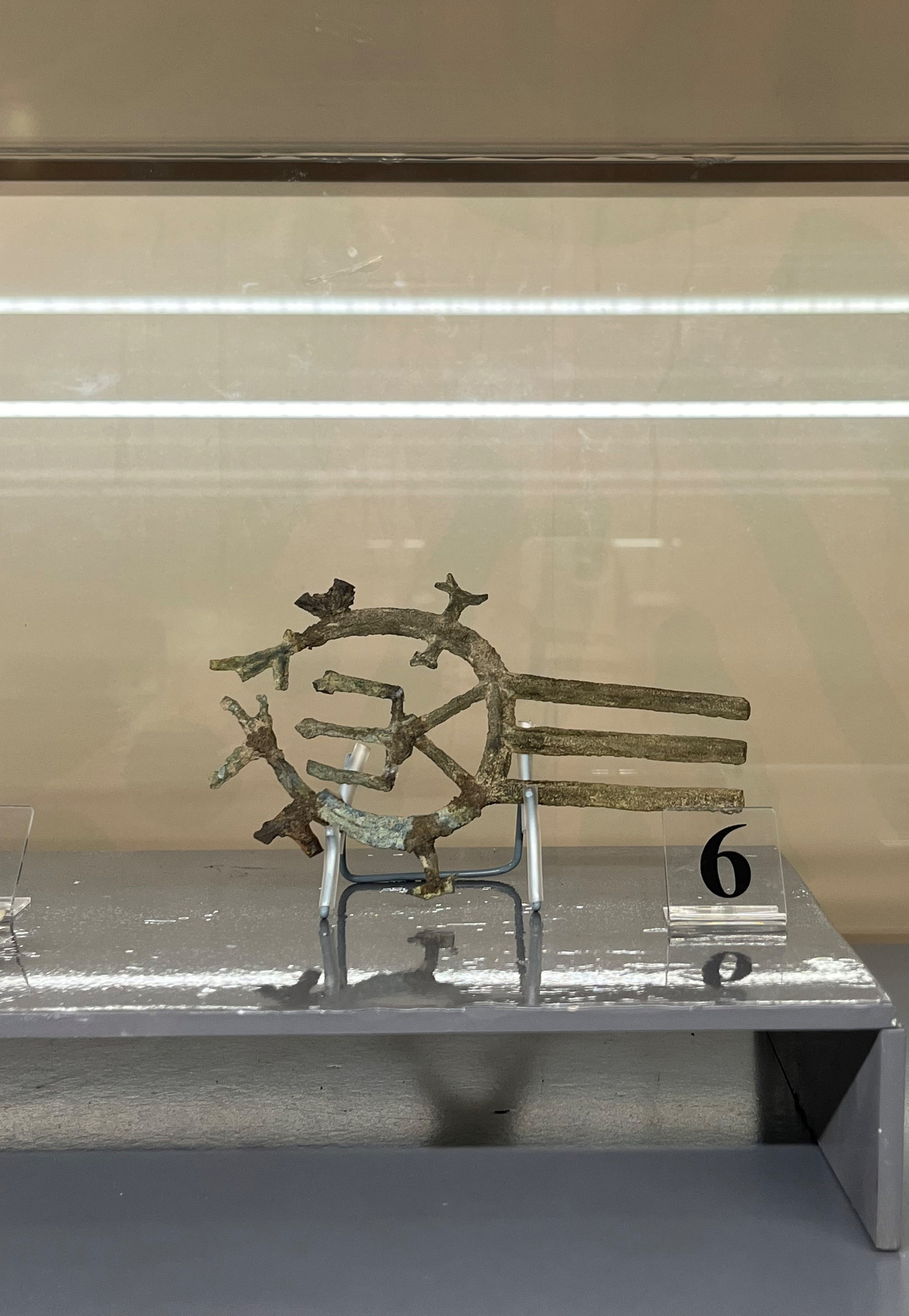 Chân đèn được tạo tác sinh động thành hình tượng người, tượng thú và chân đèn kết hợp cả tượng người, thú hoặc tượng người và chim.