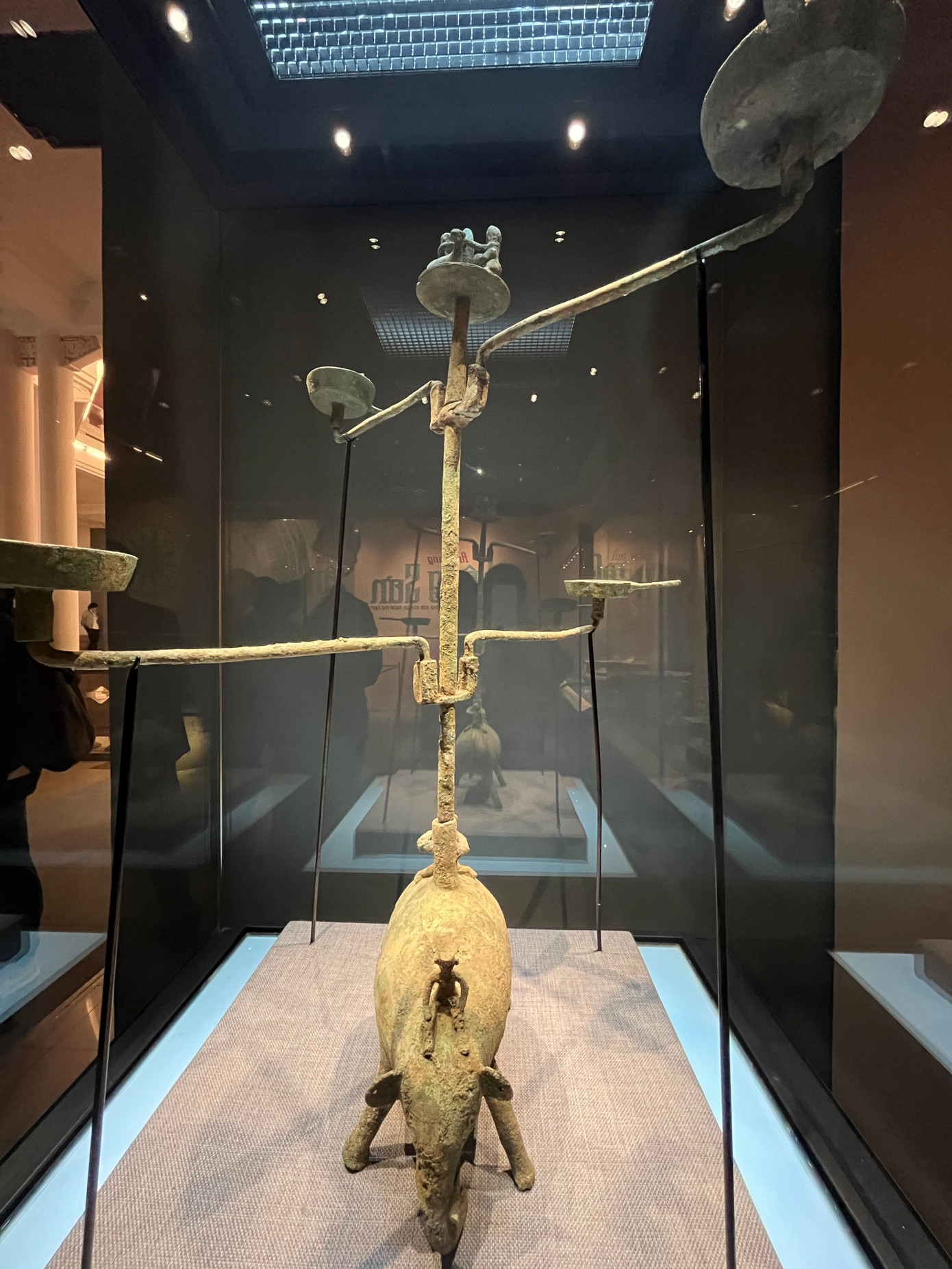 Chân đèn được tạo tác sinh động thành hình tượng người, tượng thú và chân đèn kết hợp cả tượng người, thú hoặc tượng người và chim.