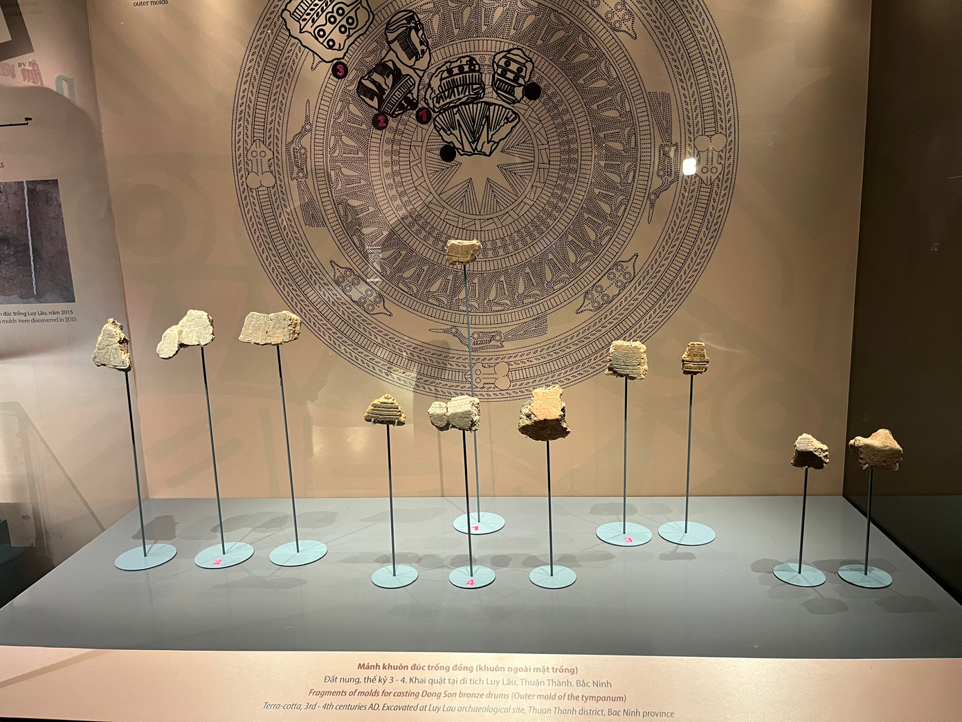 Triển lãm chuyên đề Âm vang Đông Sơn gồm ba chủ đề: Sưu tầm mới về văn hóa Đông Sơn, Khuôn đúc trống Đông Sơn phát hiện từ lòng đất Luy Lâu, Thực nghiệm đúc trống đồng.