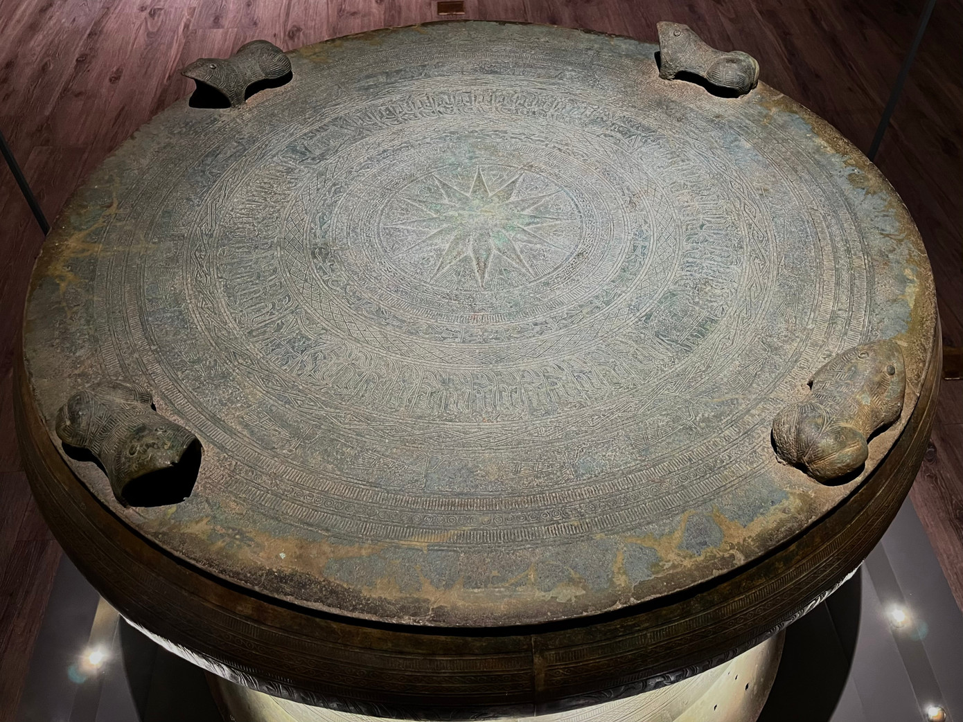 Đây là chiếc trống đồng Đông Sơn có kích thước lớn nhất từng được phát hiện ở Việt Nam cho đến hiện nay.