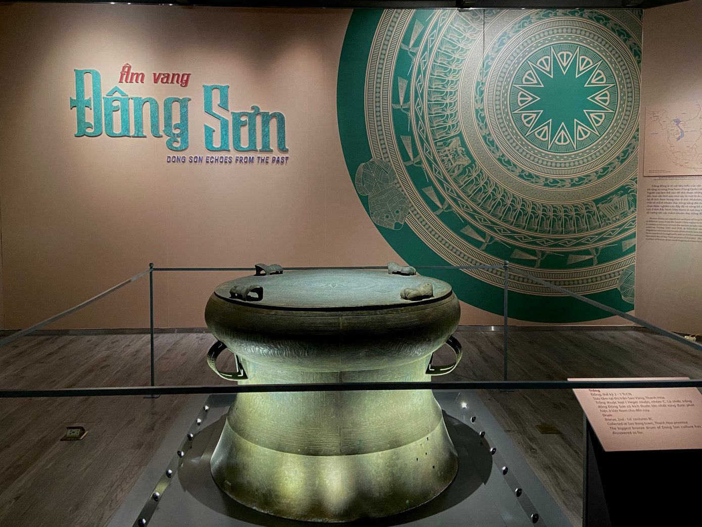 Trưng bày chuyên đề Âm vang Đông Sơn giới thiệu đến công chúng chiếc trống đồng từ thế kỷ II-I TCN. Đây là hiện vật được sưu tầm tại thị trấn Sao Vàng (Thanh Hóa).