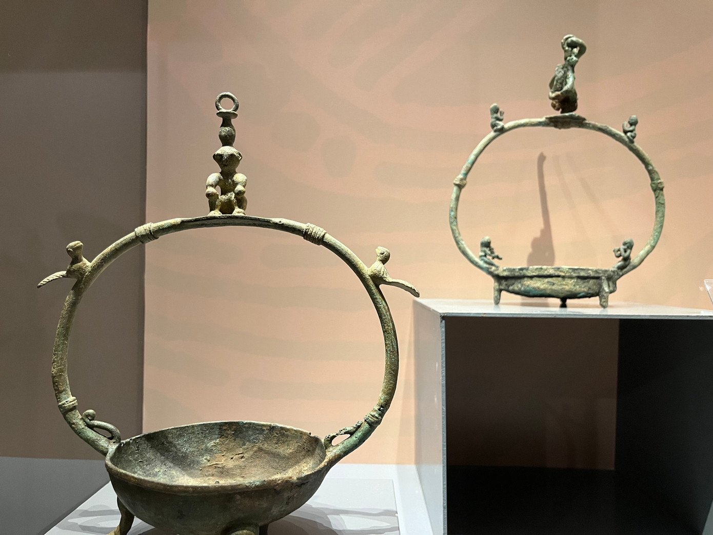 Đèn không chỉ đơn thuần là vật dụng thắp sáng hay giữ lửa mà còn có ý nghĩa quan trọng trong các nghi lễ, tín ngưỡng của cư dân văn hóa Đông Sơn.