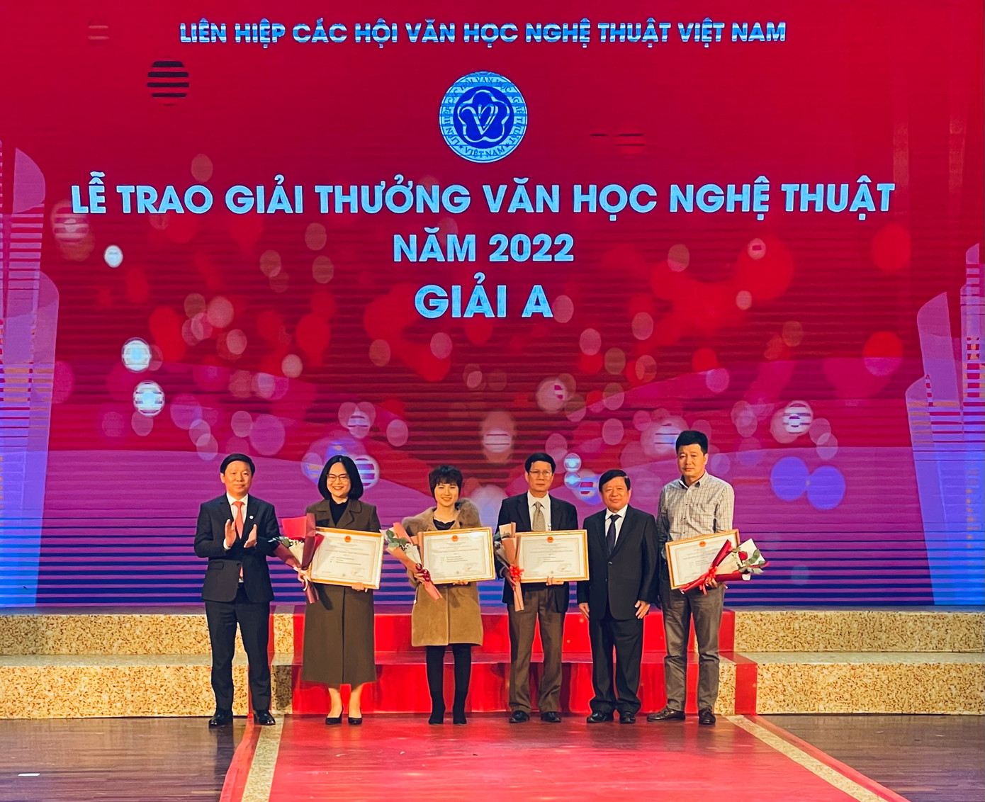 Các tác giả nhận giải A ở hạng mục Giải thưởng cho tác phẩm của các tác giả là hội viên hội văn học nghệ thuật các tỉnh, thành phố. Ảnh: Yên Nga. Các tác giả nhận giải A ở hạng mục Giải thưởng cho tác phẩm của các tác giả là hội viên hội văn học nghệ thuật các tỉnh, thành phố. Ảnh: Yên Nga.