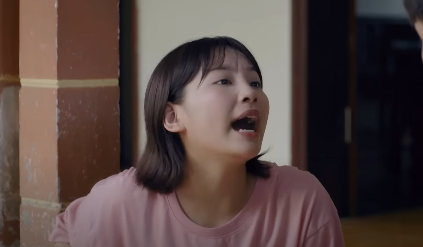 Ninh (Thu Hà) ghen khi khách hàng nữ quá quan tâm Hiếu (Duy Khánh). Ảnh: CMH. Ninh (Thu Hà) ghen khi khách hàng nữ quá quan tâm Hiếu (Duy Khánh). Ảnh: CMH.