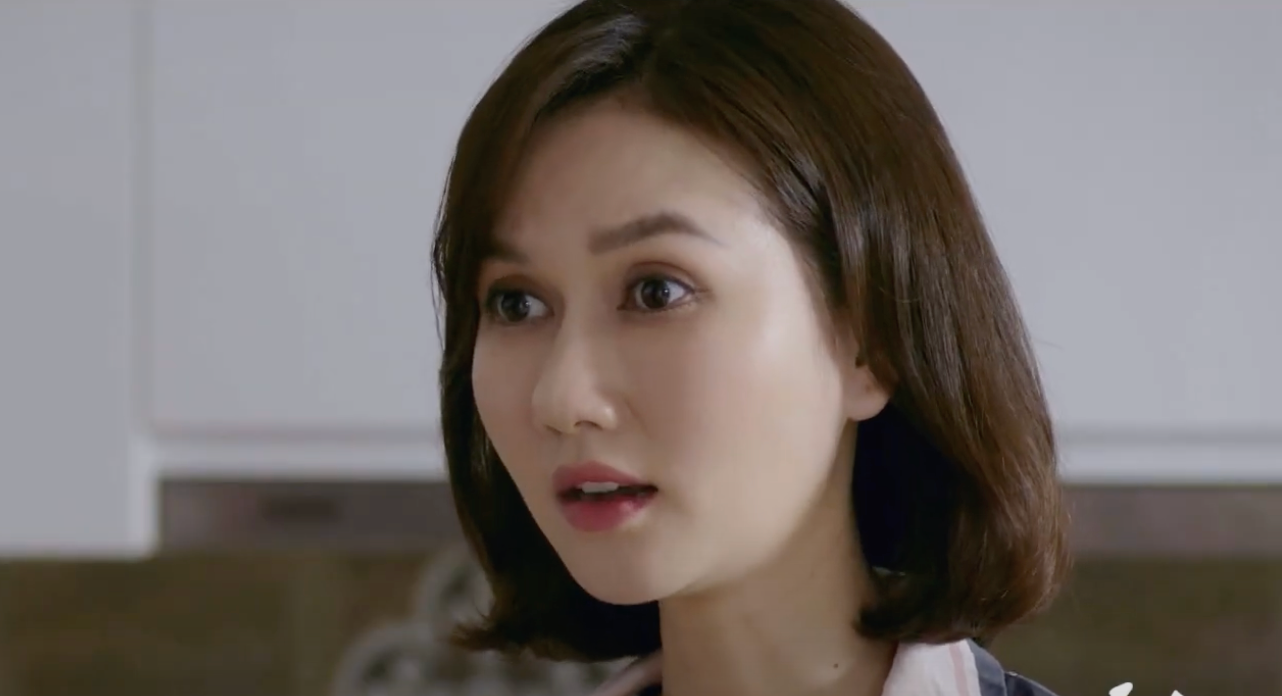 Quyên (Hương Giang) ngạc nhiên khi mẹ nghĩ chồng làm công nhân. Ảnh: CMH.